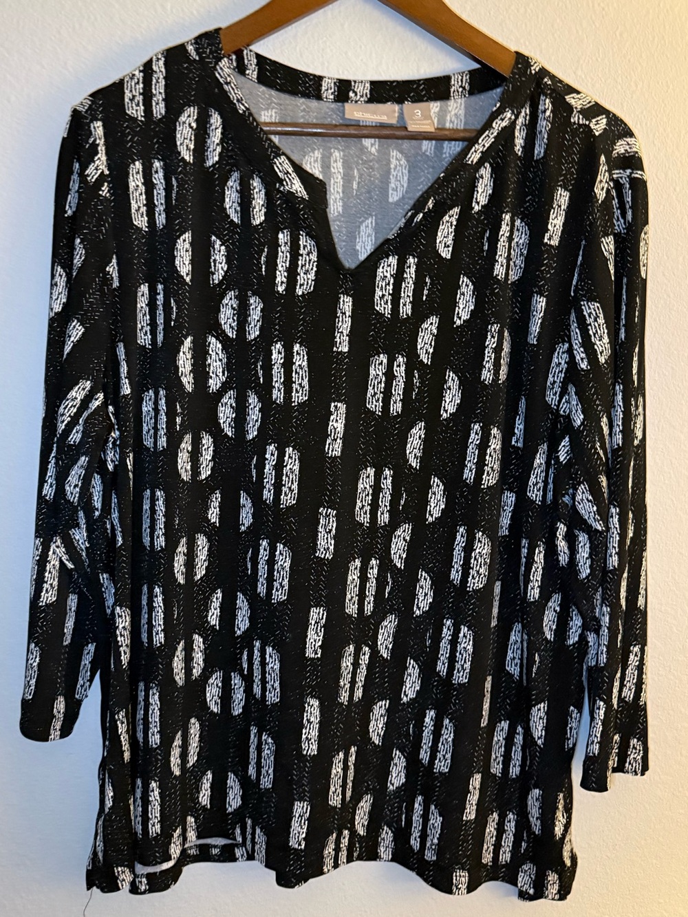 Chico's Black & White V-Neck Long Sleeve Top